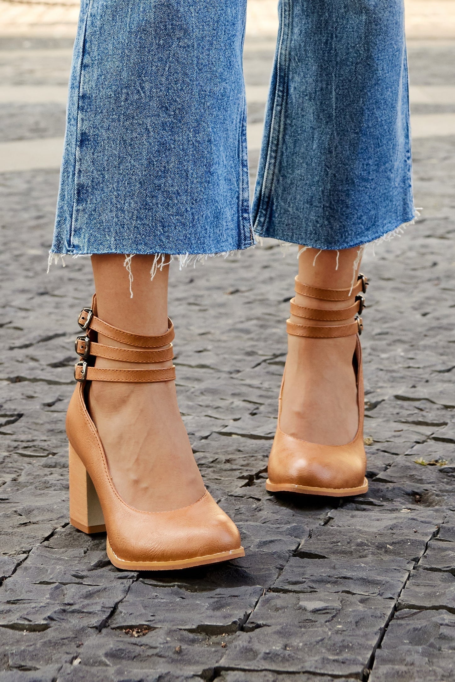 Casilda | Sandalias lisas con correa al tobillo y tacón grueso